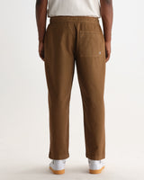KURT TROUSER - L28 ORGANIC CTTN TWILL DARK TAN