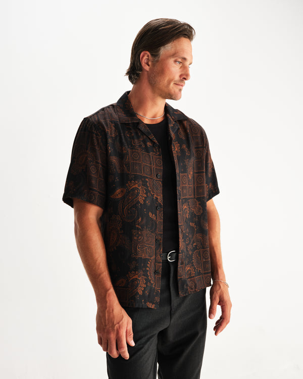 wax london men's Didcot - Black And Brown Paisley Short-Sleeve Shirt