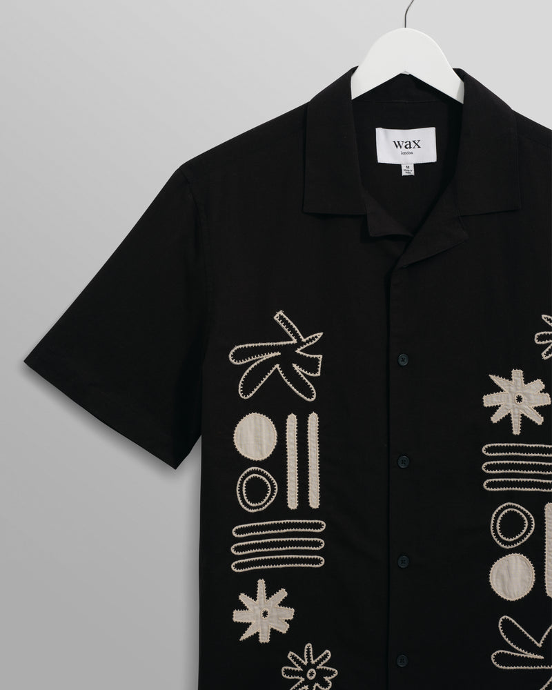 wax london Didcot - Black And Ecru Abstract Appliqué Short-Sleeve Shirt
