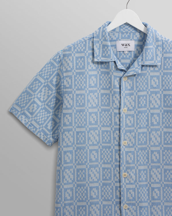 wax london men's Didcot - Blue And Ecru Geo Dobby Short-Sleeve Shirt