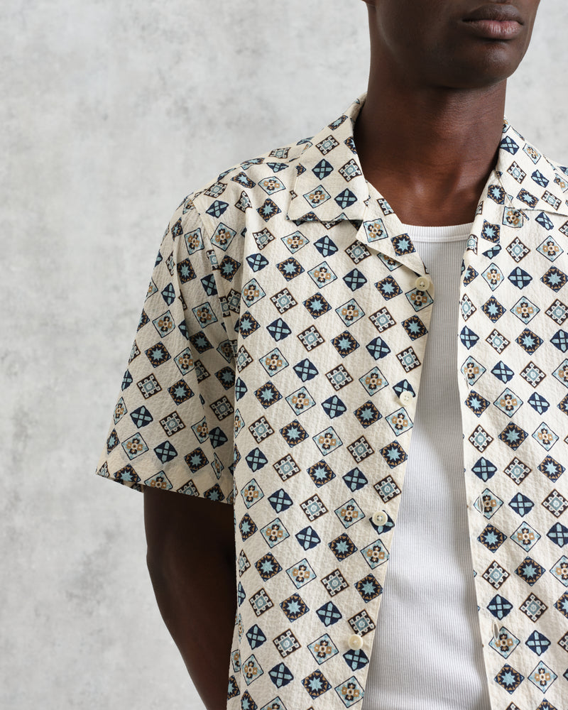 wax london Didcot - Ecru And Multicolour Geometric Tile Seersucker Short-Sleeve Shirt