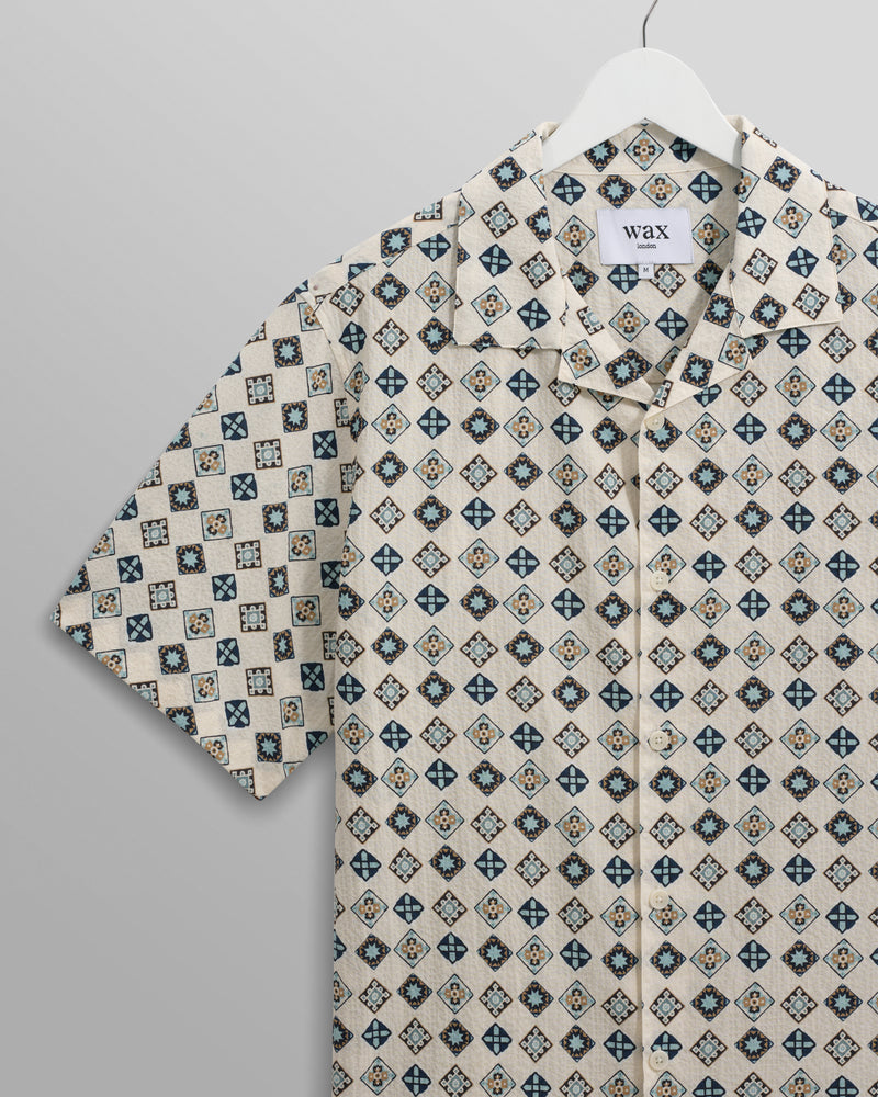 wax london Didcot - Ecru And Multicolour Geometric Tile Seersucker Short-Sleeve Shirt