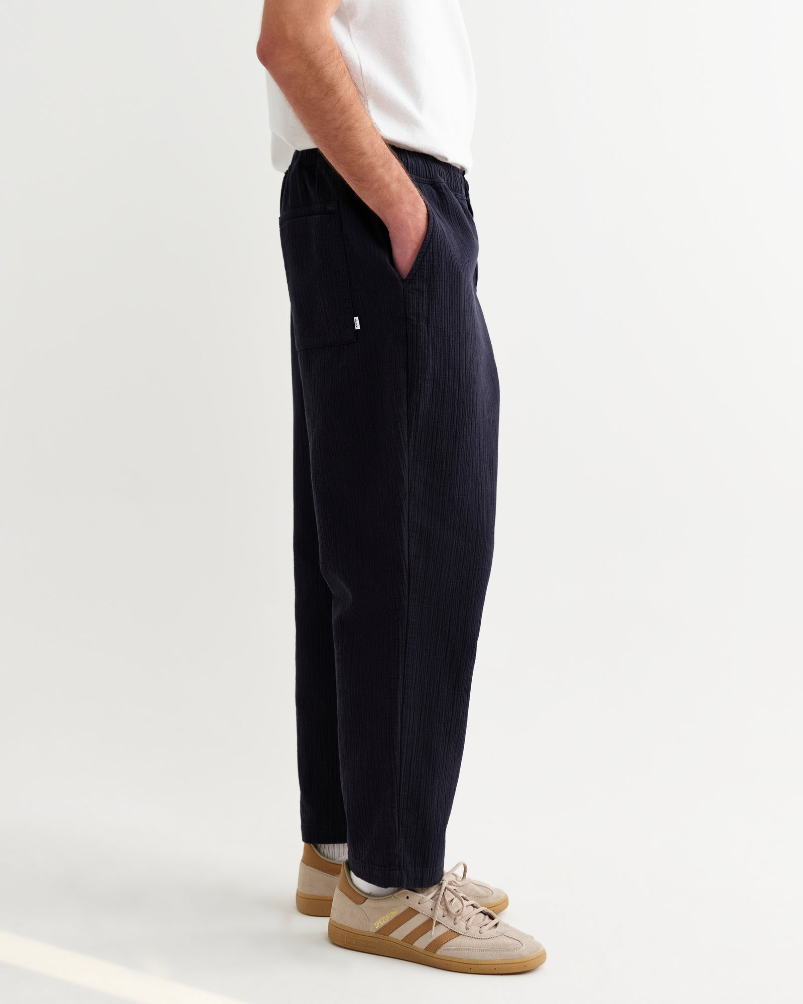 【極美品】WEARMASTERS Cotton Linen Trousers Men's Navy Crinkle Cotton-Linen Trousers | Wax London
